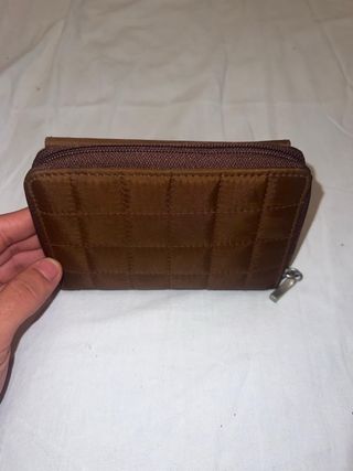 Portafoglio marrone trapuntato con chiusura