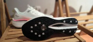 Zapatillas deportivas blancas y rosas