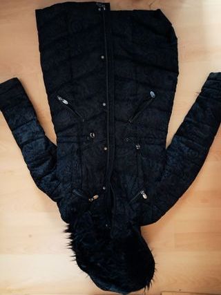 Abrigo negro acolchado con estampado