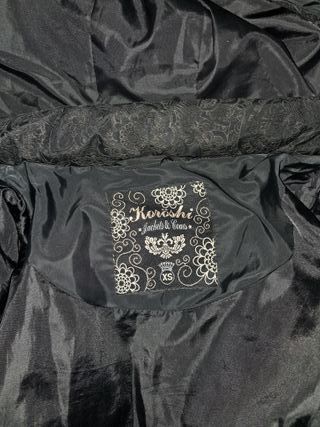 Abrigo negro acolchado con estampado