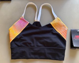 Top deportivo New Balance negro multicolor