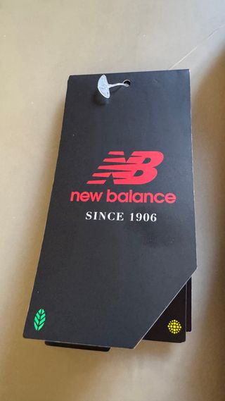 Top deportivo New Balance negro multicolor