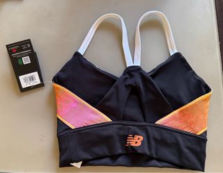 Top deportivo New Balance negro multicolor