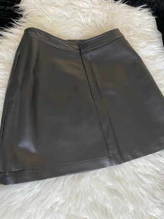 Falda efecto piel negra