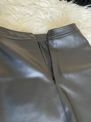 Falda efecto piel negra