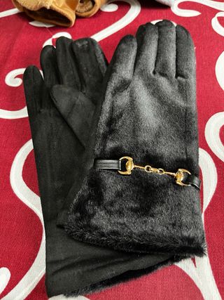 Guanti neri con fibbia dorata