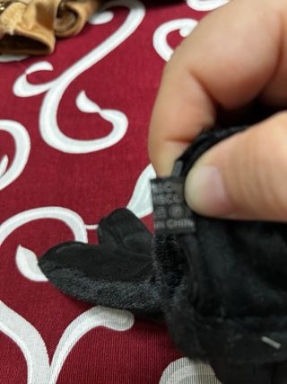 Guanti neri con fibbia dorata