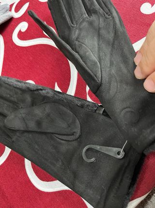 Guanti neri con fibbia dorata