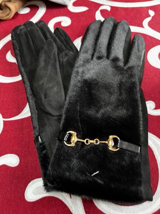 Guanti neri con fibbia dorata