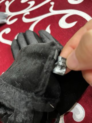 Guanti neri con fibbia dorata