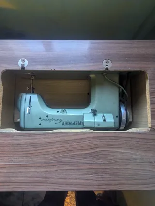 Reffrey maquina de coser con mueble auxiliar