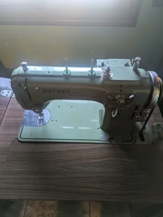 Reffrey maquina de coser con mueble auxiliar