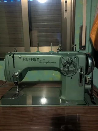 Reffrey maquina de coser con mueble auxiliar