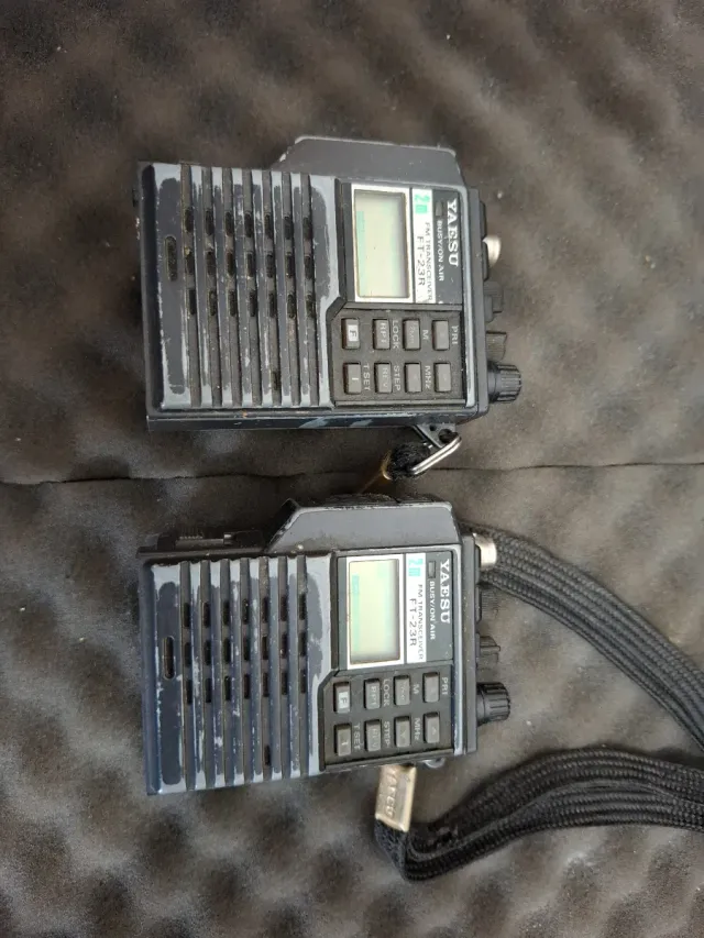 Walkie Yaesu FT-23R à venda