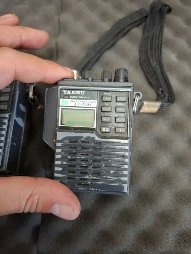Walkie Yaesu FT-23R à venda
