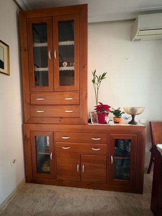 Mueble de madera maciza con vitrina