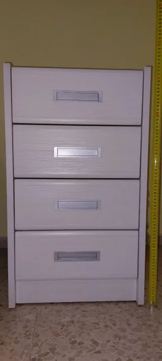 Mesa de estudio blanca con 4 cajones