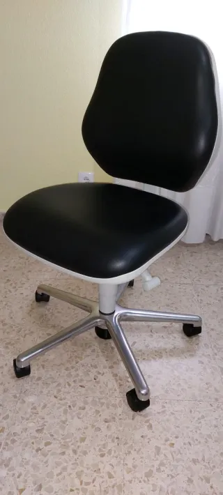 Mesa de estudio blanca con 4 cajones