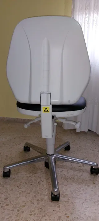 Mesa de estudio blanca con 4 cajones