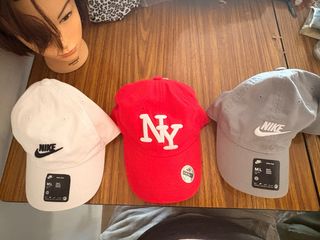Lote 2 Gorras Nike Blanca Gris y 1 roja New york