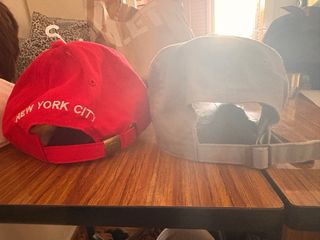 Lote 2 Gorras Nike Blanca Gris y 1 roja New york