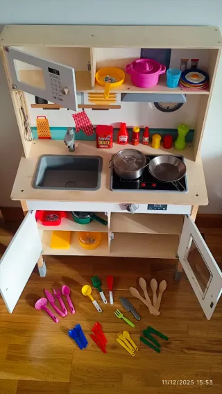 Cocinita de Madera con Accesorios