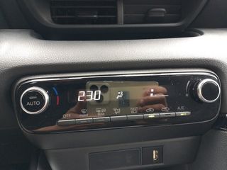 Toyota Yaris Hybrid 2WD Bussines