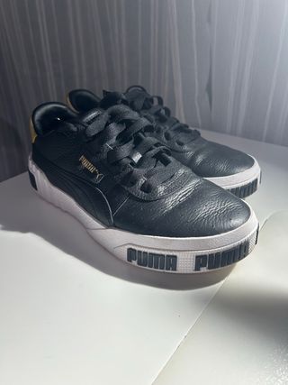 Deportivas Puma Negras y Doradas