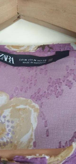 Blusa Zara volantes floral lila y amarillo. Talla
