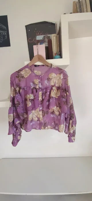Blusa Zara volantes floral lila y amarillo. Talla