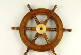 Timón de barco de madera