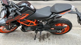 KTM Duke 125 - 19.000 km ninguna caída