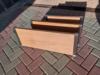 Scaffali in legno con supporti metallici