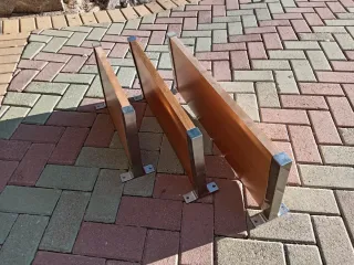 Scaffali in legno con supporti metallici