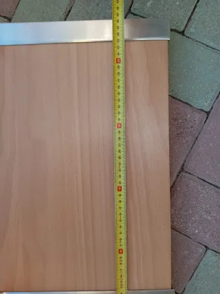 Scaffali in legno con supporti metallici