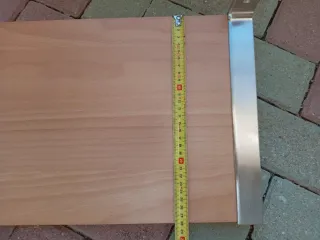 Scaffali in legno con supporti metallici