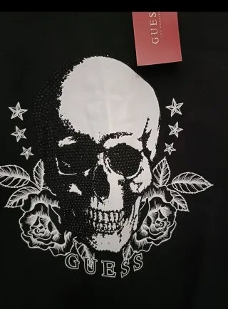 Camiseta Guess Negra Calavera Flores