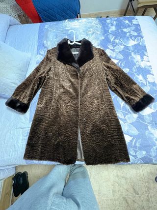 Abrigo marrón con cuello de pelo