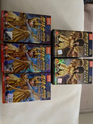 Figure dei Cavalieri dello Zodiaco Dorati