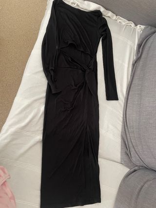 Vestido negro con abertura y nudo