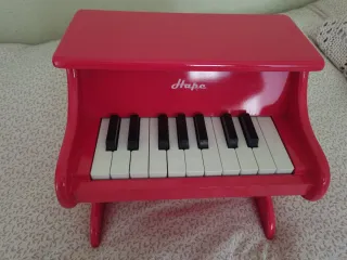 Piano de juguete Hape rojo