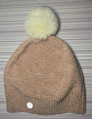 Gorro rosa con pompón blanco