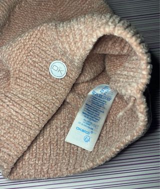 Gorro rosa con pompón blanco