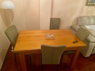 Mesa comedor madera maciza y sillas tela