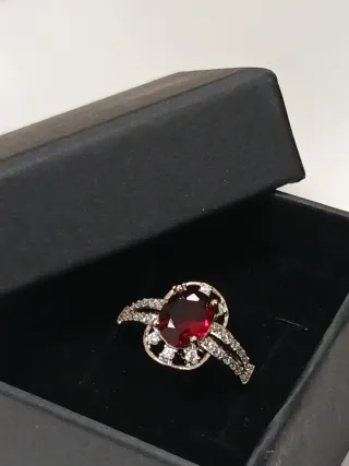 Anel Banhado a Prata com Pedra Vermelha