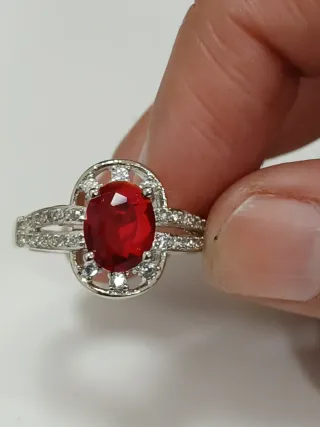 Anel Banhado a Prata com Pedra Vermelha