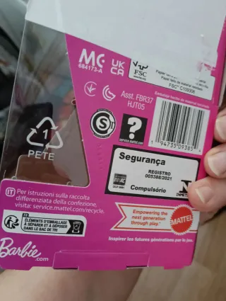 Muñeca Barbie con vestido floral