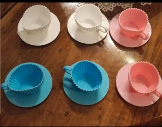 Set 12 pz: 6 tazzine e 6 piattini in silicone