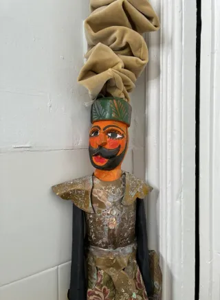 Marioneta de madera hecha a mano