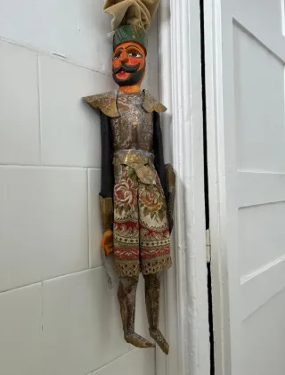 Marioneta de madera hecha a mano